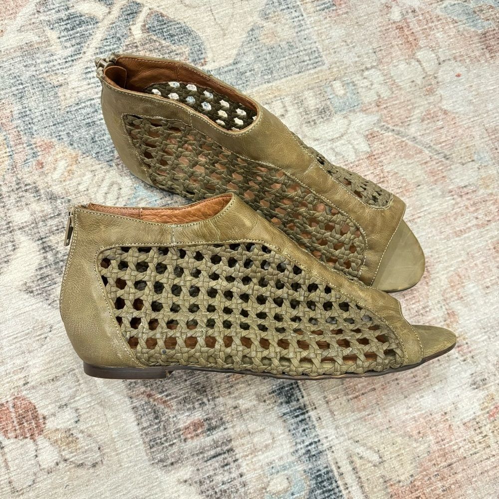 Sundance Delphia Green Leather Peep Toe Sandals Size 37 / 6.5-7